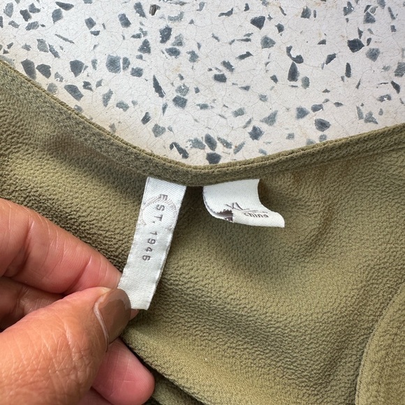 Elegant Green Tunic Top with Flowing Silhouette - Picture 2 of 6